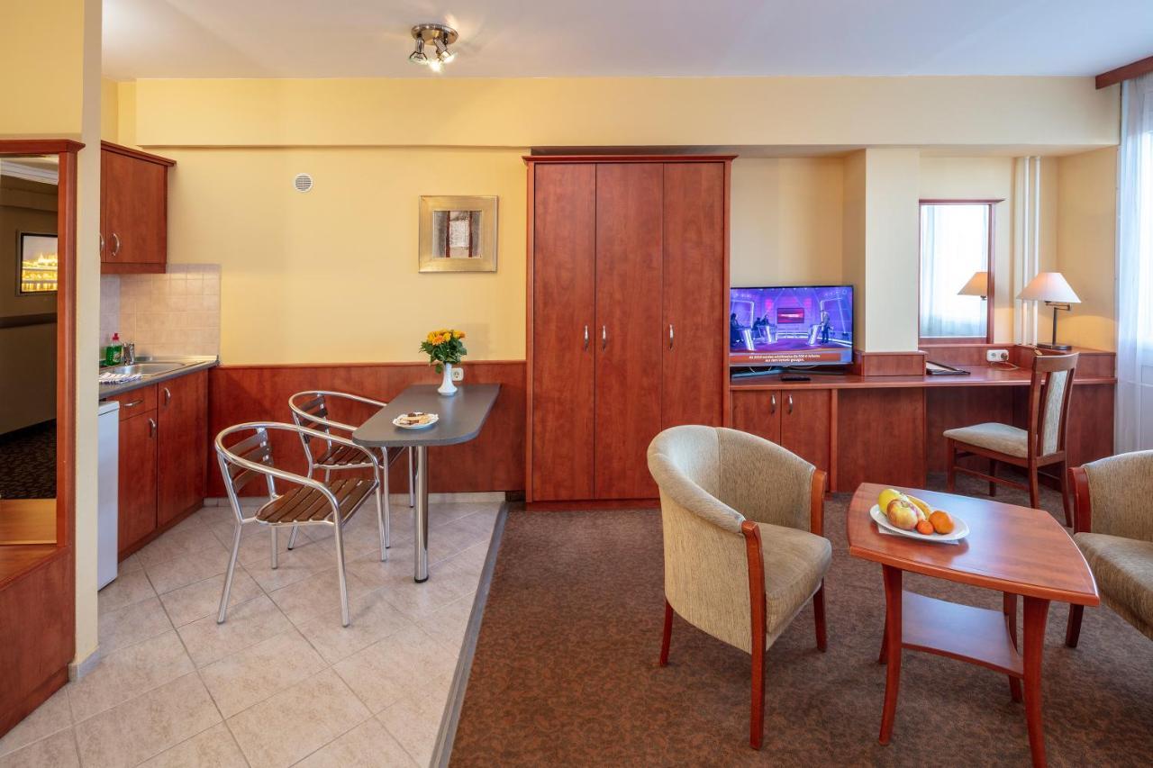 Hotel Charles Budapest Luaran gambar